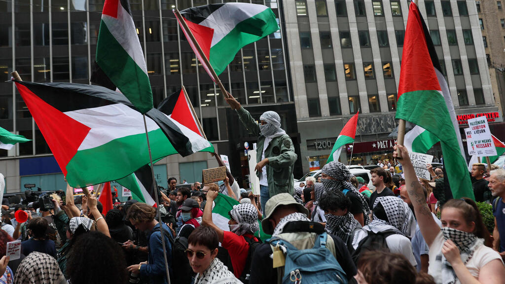 Pro-Palestinian demonstration in New York on the anniversary of the October 7 attack (Photo: Michael M. Santiago / Getty Images / AFP) הפגנה פרו-פלסטינית בניו יורק ביום השנה למתקפת 7 באוקטובר