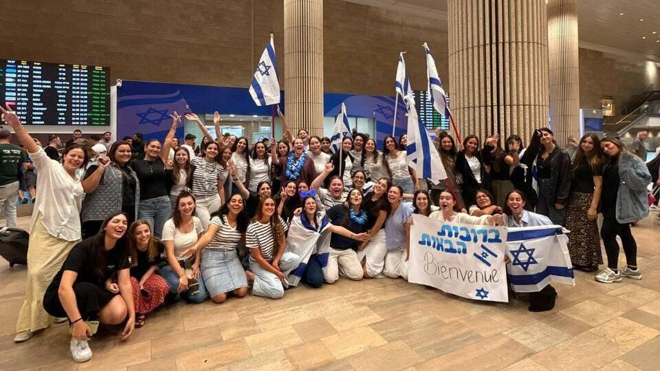 Ninety young men and women from across Europe arrive at Ben Gurion Airport to enlist in the IDF תמונה קבוצתית בנתב"ג