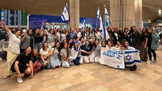 תמונה קבוצתית בנתב"ג