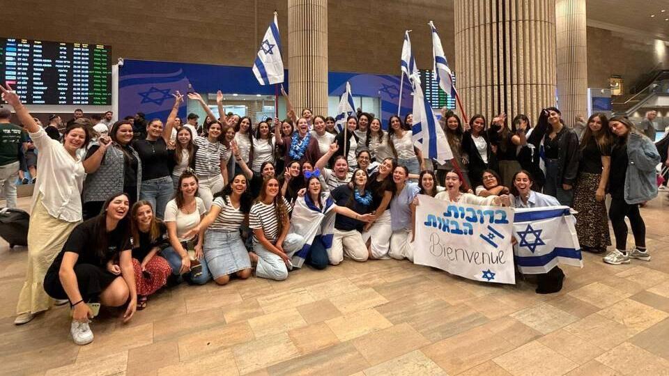 Новые репатрианты в Бен-Гурионе תמונה קבוצתית בנתב"ג