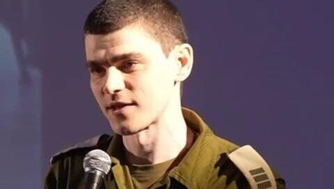 סרן (במיל') מקסים הרקין נואם בטקס מצטיינים בצבא