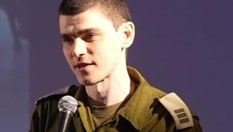 סרן (במיל') מקסים הרקין נואם בטקס מצטיינים בצבא