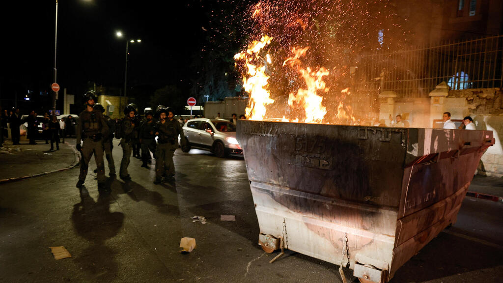Протесты ортодоксов (Фото: REUTERS/Ammar Awad) עימות בין חרדים לשוטרים בשכונת מאה שערים