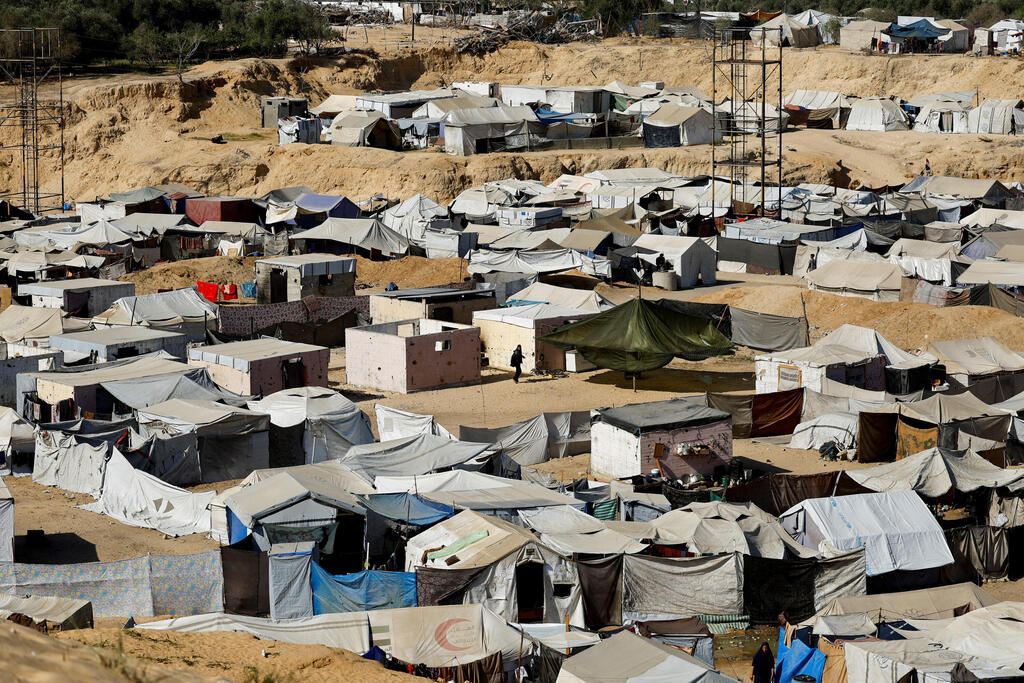 Photo: REUTERS/Mahmoud Issa דיר אל בלח עזה אוהלים בפליטים