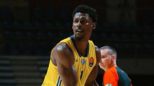 שחקן מכבי ת"א ג'יילן הורד עם תמיר בלאט