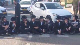 חרדים חוסמים כביש סמוך לבית ליד