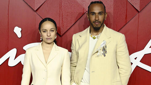 גרייס ויילס בונר ולואיס המילטון בטקס פרסי האופנה הבריטיים, 2023