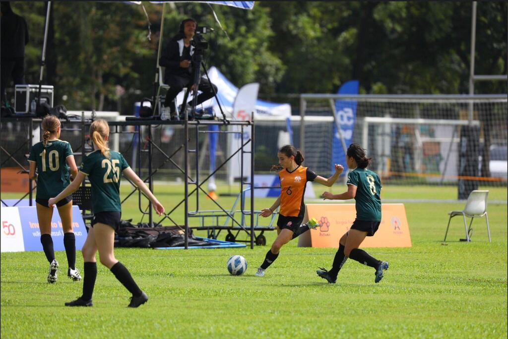 Aya Haviv Buck in action (Photo: Bangkok Patana Football Academy) איה חביב בוק