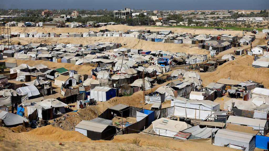 Photo: Reuters/Mahmoud Issa דיר אל בלח עזה אוהלים בפליטים