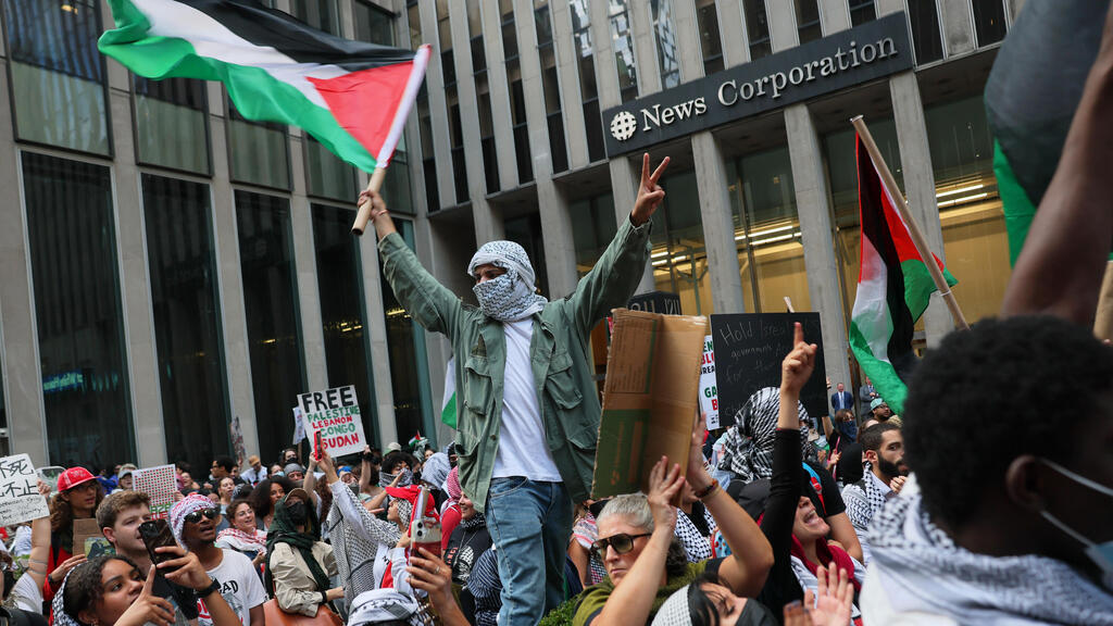 Pro-Palestinians protest in New York (Photo: Michael M. Santiago / Getty Images / AFP) מפגינים פרו-פלסטינים בניו יורק ביום השנה השני למתקפת הטרור של חמאס