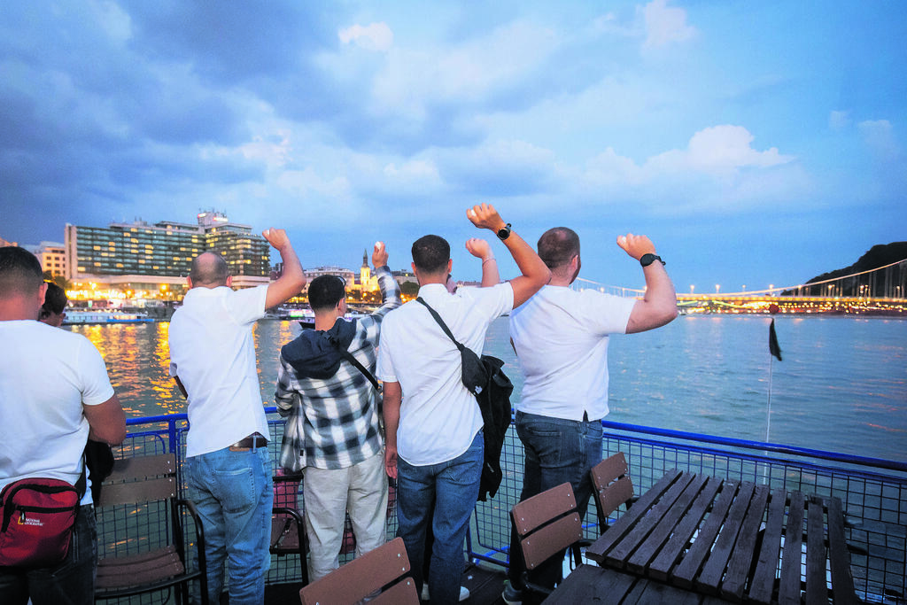The group performs a Tashlich by the Danube (Photo: Mayer András) משתתפי המסע בתשליך לנהר