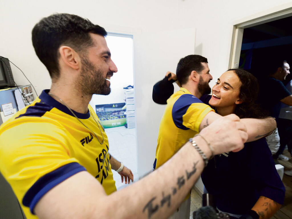 With their close friend Emily (Photo: Ziv Koren) yk14554205