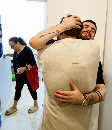 One more hug after two years apart (Photo: Ziv Koren) yk14554329