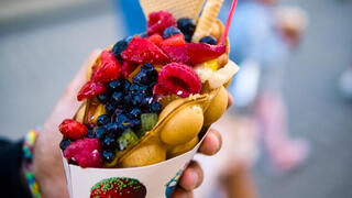 ופל עם גלידה קינוח עתיר סוכר