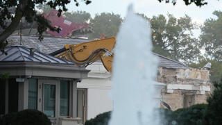 עבודות הריסה של האגף המזרחי אגף מזרחי הבית הלבן לצורך הקמת אולם נשפים שבונה שם נשיא ארה"ב טראמפ 22 באוקטובר