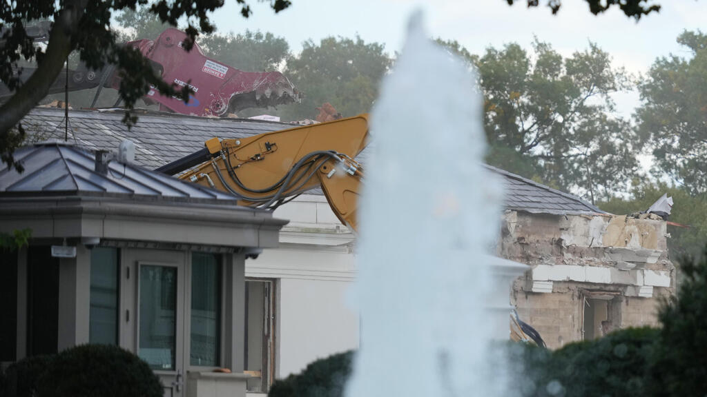 עבודות הריסה של האגף המזרחי אגף מזרחי הבית הלבן לצורך הקמת אולם נשפים שבונה שם נשיא ארה"ב טראמפ 22 באוקטובר