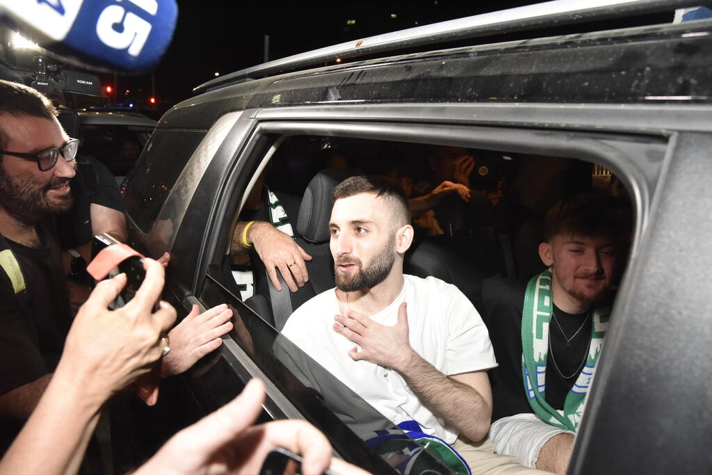 Photo: Sharon Zur שורד השבי מתן אנגרסט עוצר באצטדיון סמי עופר בדרך חזרה לביתו בקריית ביאליק