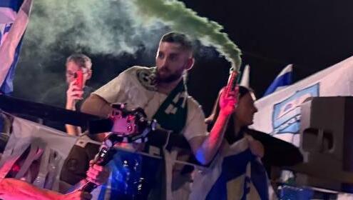 עם צעיף ירוק: אלפים קיבלו את שורד השבי חזר הביתה
