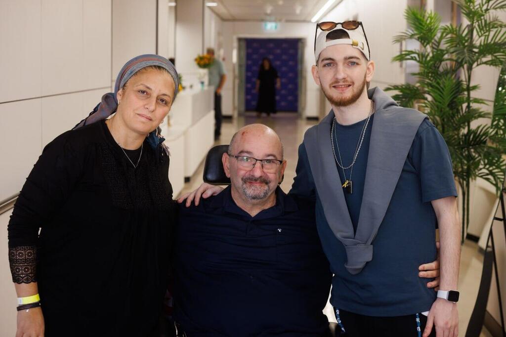 Bar and his parents Julie and Tal (Photo: Ziv Koren) בר קופרשטיין, שורד השבי, בביה"ח תל השומר