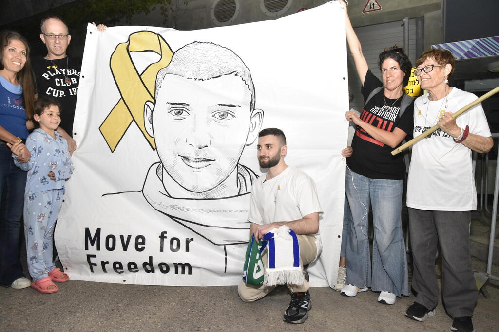 Photo: Sharon Zur שורד השבי מתן אנגרסט עוצר באצטדיון סמי עופר בדרך חזרה לביתו בקריית ביאליק