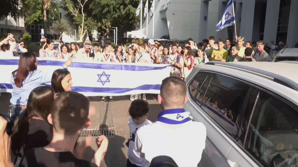 מתן אנגרסט משתחרר משיקום וחוזר לביתו