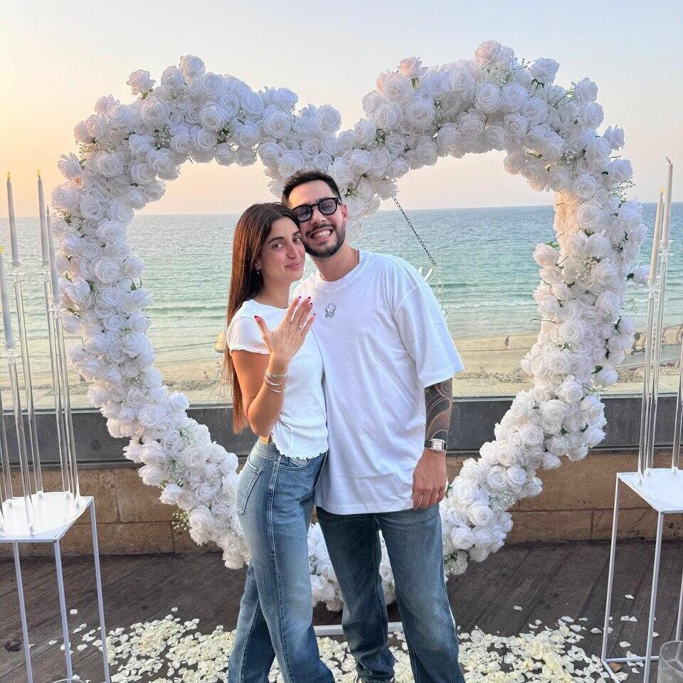 Former hostage proposes to partner Ziv Aboud (Photo: Or Geffen) אלי-ה כהן בהצעת נישואים לבת זוגו