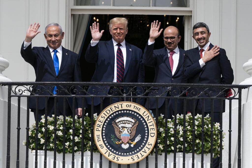Prime Minister Benjamin Netanyahu, US President Donald Trump, Bahraini Foreign Minister Abdullatif al-Zayani and Emirati Foreign Minister Sheikh Abdullah bin Zayed Al Nahyan wave from the White House balcony after signing the Abraham Accords, normalizing relations between Israel and the two Gulf states, in Washington, Sept. 15, 2020 (Photo: Alex Brandon/AP) טקס חתימת הסכמי אברהם
