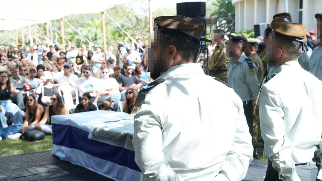 Прощание с Тамиром Адаром (Фото: Томер Шунам Халеви) טקס הספדים לזכר תמיר אדר לפני הלווייתו