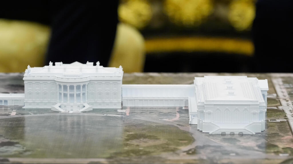 Проект обновленного восточного крыла (Фото: AP Photo/Alex Brandon) דגם של הבית הלבן ו אולם נשפים חדש ש נשיא ארה"ב טראמפ בונה שהוצב ב החדר הסגלגל