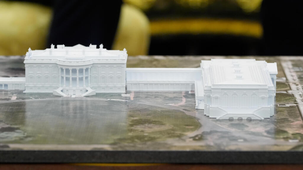 Model of the ballroom (Photo: AP/ Alex Brandon) דגם של הבית הלבן ו אולם נשפים חדש ש נשיא ארה"ב טראמפ בונה שהוצב ב החדר הסגלגל