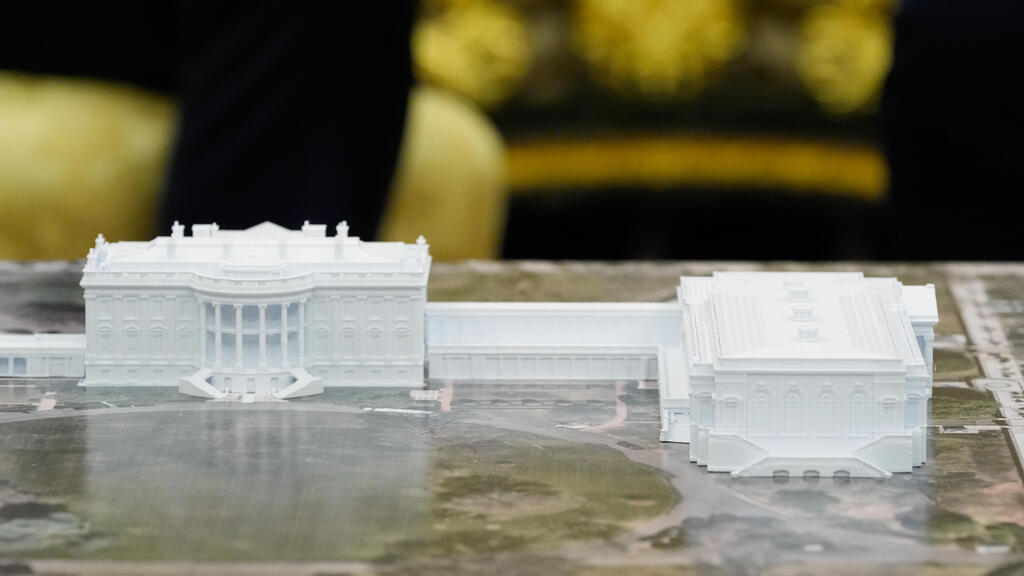 דגם של הבית הלבן ו אולם נשפים חדש ש נשיא ארה"ב טראמפ בונה שהוצב ב החדר הסגלגל 