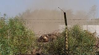 ענני האבק המזוהם והרעיל ברמת השרון, כפי שצולם מחצר ביתה של קרן אשל