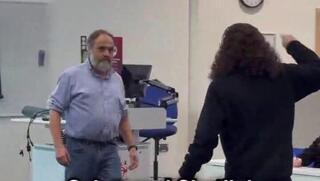 רעולי פנים פרצו להרצאה של פרופ' מיכאל בן-גד ואיימו לכרות את ראשו, באוניברסיטת סיטי בלונדון