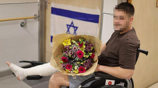 רס"ן ש' מ"פ בשריון נפצע במלחמה קיבל זר פרחים מהחטוף עמרי מירן