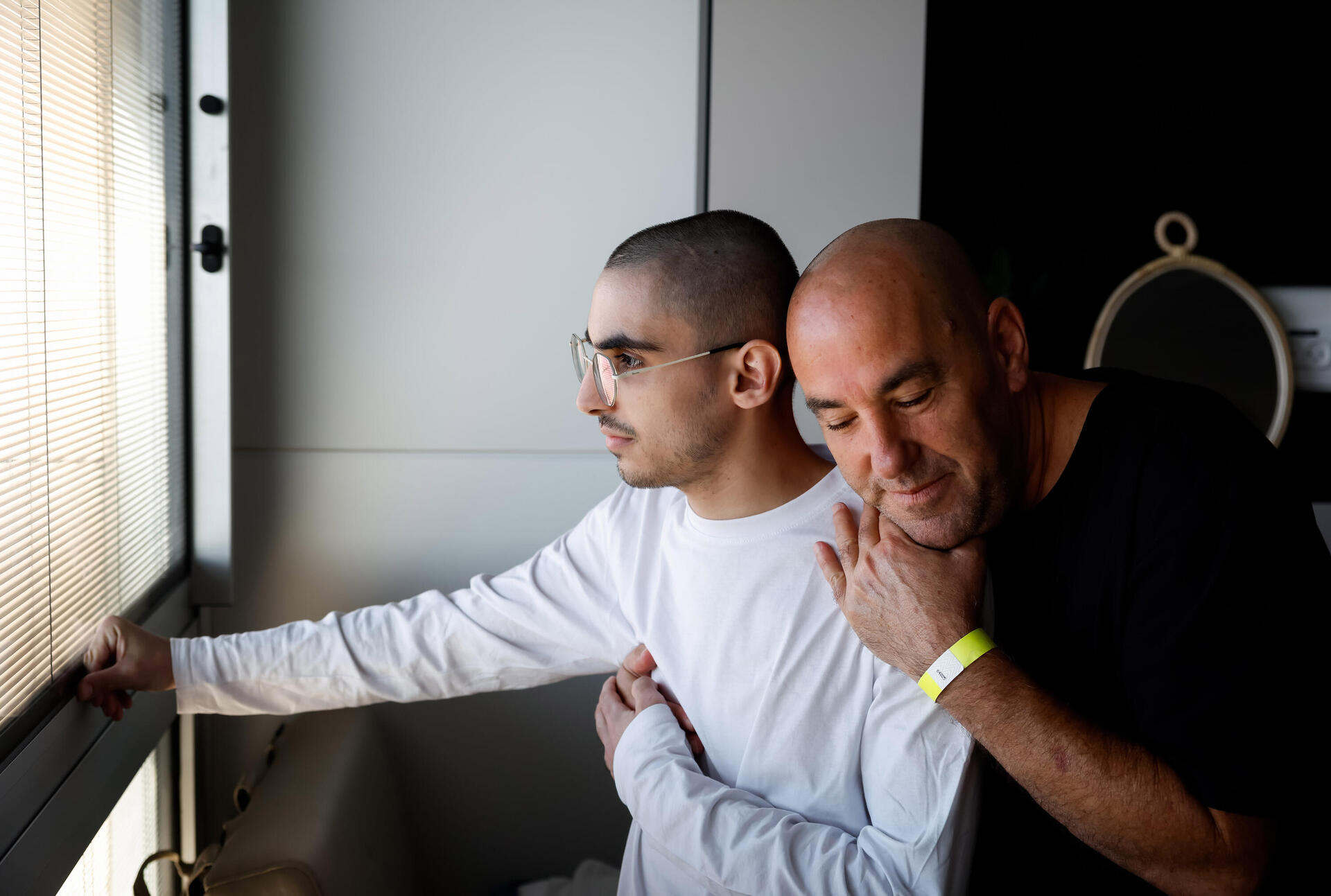 קרובים קרובים. רום ברסלבסקי עם אביו בבית החולים תל-השומר 