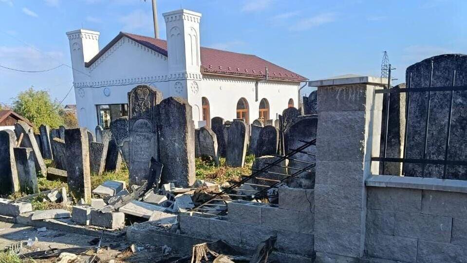 Вандалы разгромили еврейское кладбище הקברים שהושחתו