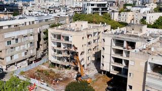 הריסת הבניינים הישנים ברחוב ז'בוטינסקי 133-135-137 בתל אביב במסגרת התחדשות עירונית  