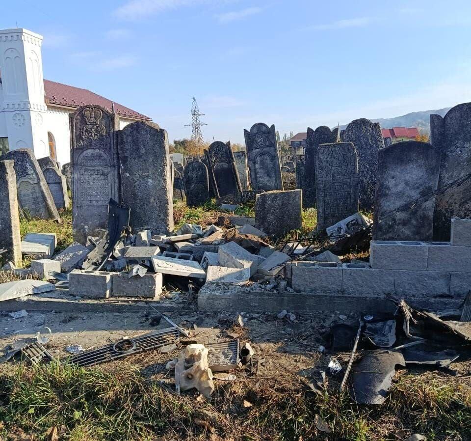 Вандалы разгромили еврейское кладбище הקברים שהושחתו