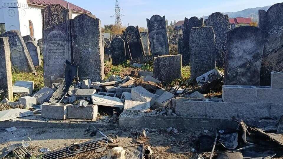 הקברים שהושחתו