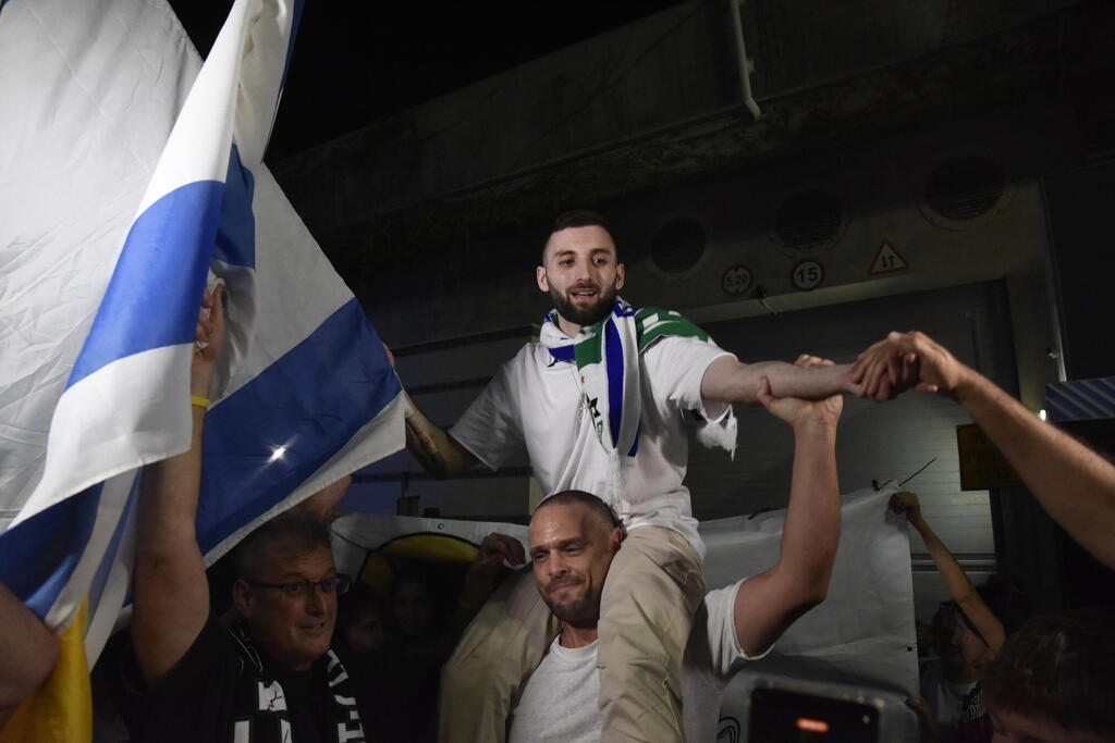 Released hostage Matan Angrest (Photo: Sharon Zur) שורד השבי מתן אנגרסט עוצר באצטדיון סמי עופר בדרך חזרה לביתו בקריית ביאליק