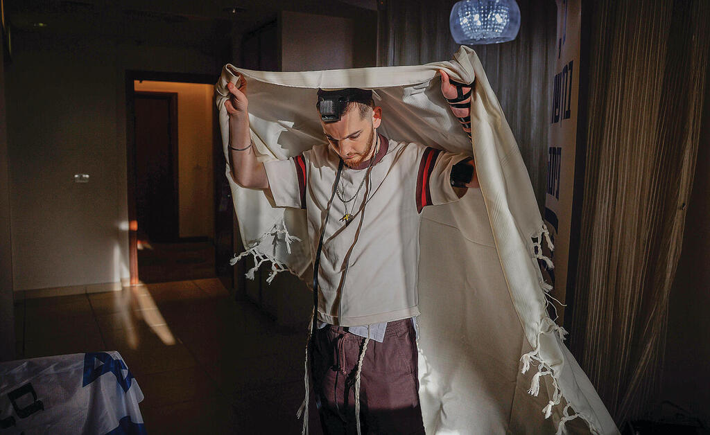 Bar Kupershtein laying tefillin (Photo: Ziv Koren) yk14556800