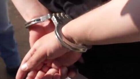 תיעוד: פשיטת כוחות משטרה בביתו של החשוד בירי בחדרה