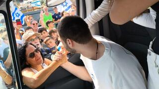 אלון אהל נופף להמונים בדרך הביתה: "עשינו את זה"