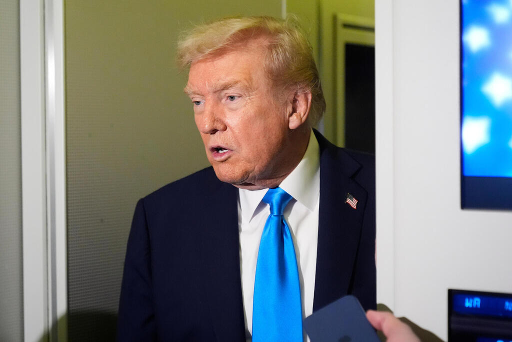 Photo: AP Photo/Mark Schiefelbein דונלד טראמפ עם האמיר תמים בן חמד אל-ת'אני וראש הממשלה מוחמד בן עבד א-רחמן אל-ת'אני ב"אייר פורס 1"