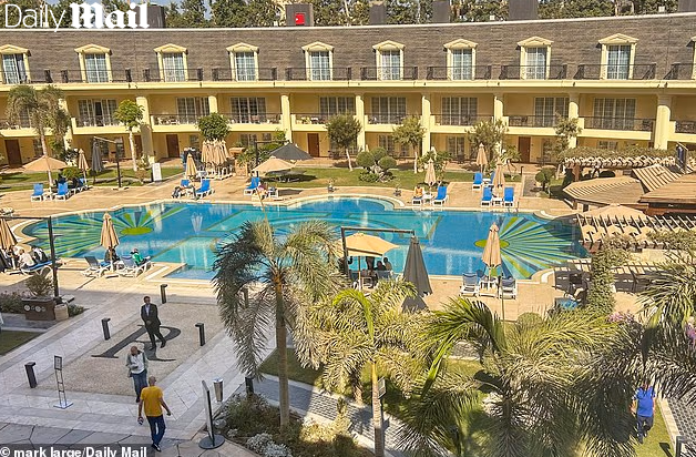 Отель в Каире (Фото: mark large / daily mail) מלון רנסנס קהיר מיראז' חמישה כוכבים יוקרתי במצריים בו שוהים מחבלי חמאס ששוחררו בעסקה עם ישראל