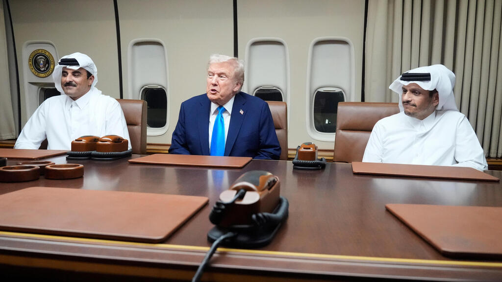 דונלד טראמפ עם האמיר תמים בן חמד אל-ת'אני וראש הממשלה מוחמד בן עבד א-רחמן אל-ת'אני ב"אייר פורס 1"