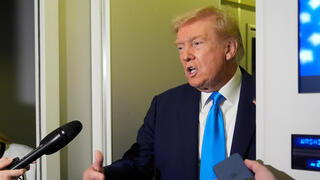 דונלד טראמפ עם האמיר תמים בן חמד אל-ת'אני וראש הממשלה מוחמד בן עבד א-רחמן אל-ת'אני ב"אייר פורס 1"