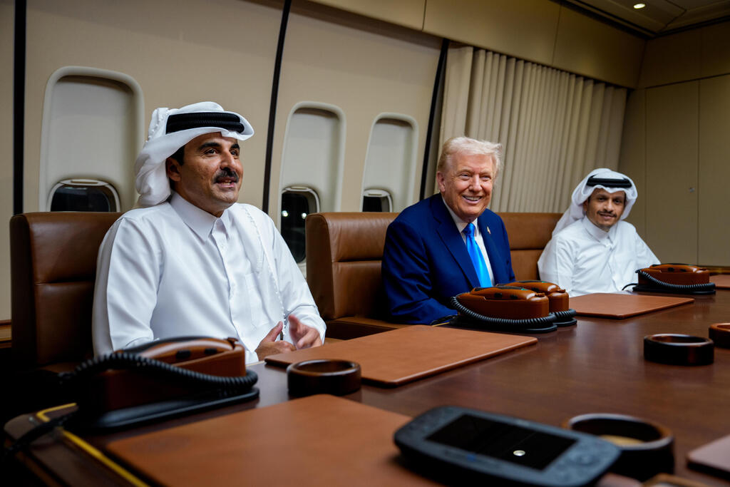 דונלד טראמפ עם האמיר תמים בן חמד אל-ת'אני וראש הממשלה מוחמד בן עבד א-רחמן אל-ת'אני ב"אייר פורס 1"
