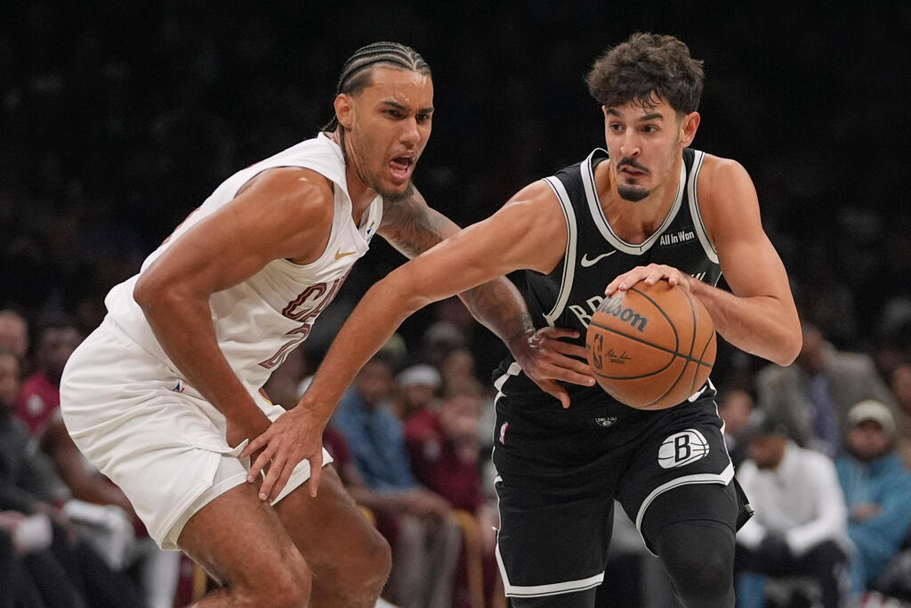 Photo: AP Photo/Frank Franklin II שחקן ברוקלין נטס בן שרף מול שחקן קליבלנד קאבלירס ג'יילון טייסון