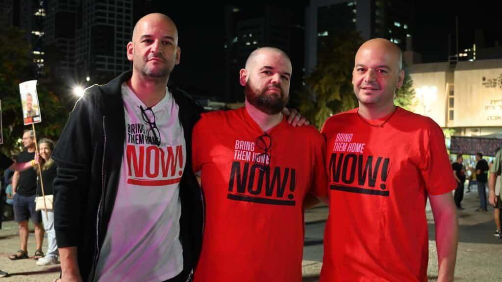 שורדי השבי איתן ויאיר הורן בכיכר החטופים עם אחיהם עמוס